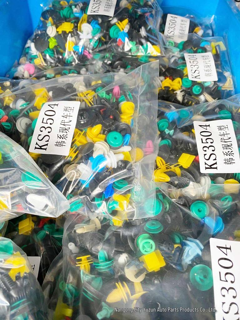 Sortierte Universelle Türverkleidungsclips für Autos - Kunststoff-Spreiz- & Schraubclips, Mehrfarbig