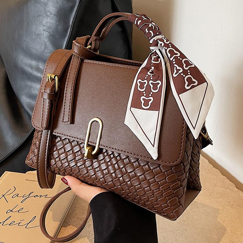 

2025 new retro shoulder messenger bag, popular small bag this year, women s autumn versatile texture portable small square bag