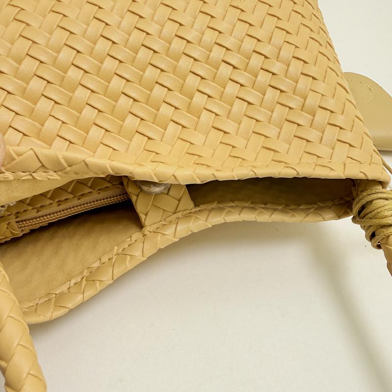 Woven Texture Shoulder Bag with Braided Handle Elegant Design for Daily and Casual Wear