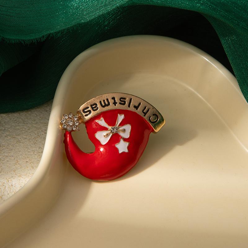 Christmas Brooch for Women European Style Metal Enamel Wreath Brooch with Hollow Rhinestones Elegant Fashion Jewelry for Party Outfits