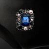 Spilla vintage con strass e perle: Elegante Spilla Accessorio per Tailleur da Donna in Stile Corte.