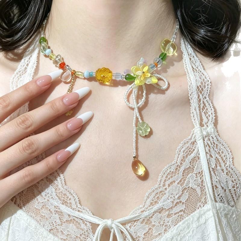 Sweet little fresh flower beaded necklace women's summer fashion atmosphere clavicle chain light luxury unique prosperous neck chain