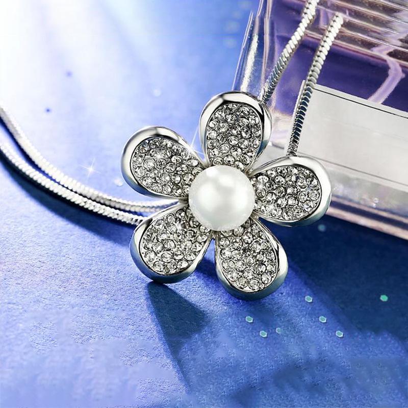 Elegant Floral Pendant Chain Necklace