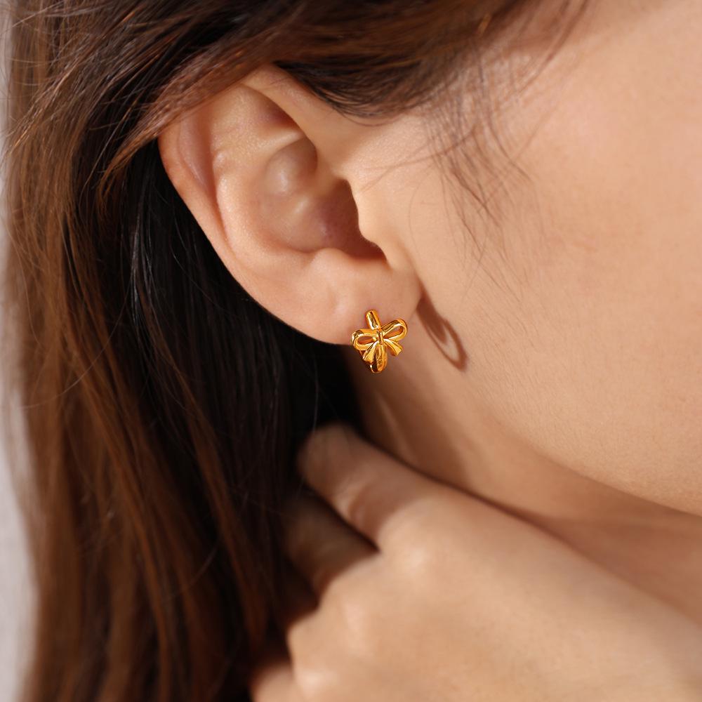 Elegant Four-Leaf Clover Earrings for Women – Versatile, Daily Wear with a Touch of Luxe.