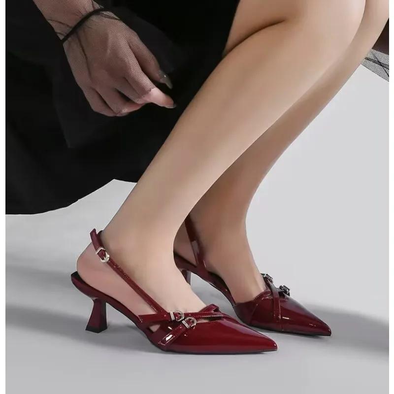 Modische Sandalen 2025 Sommer neu sexy Party spitz zulaufende Stilettos, Lackleder elegante Damenschuhe, große Größe