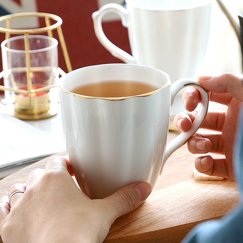 Kreativer Europäischer Keramikbecher mit Deckel Große Kapazität Knochenporzellan Wasserbecher Frühstückstasse Milchkaffeetasse Leichter Luxus