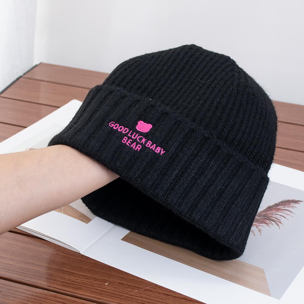 Mignon visage d'ours petit bonnet tricoté pour femme hiver polyvalent broderie faciale bonnet en laine protection des oreilles bonnet chaud froid