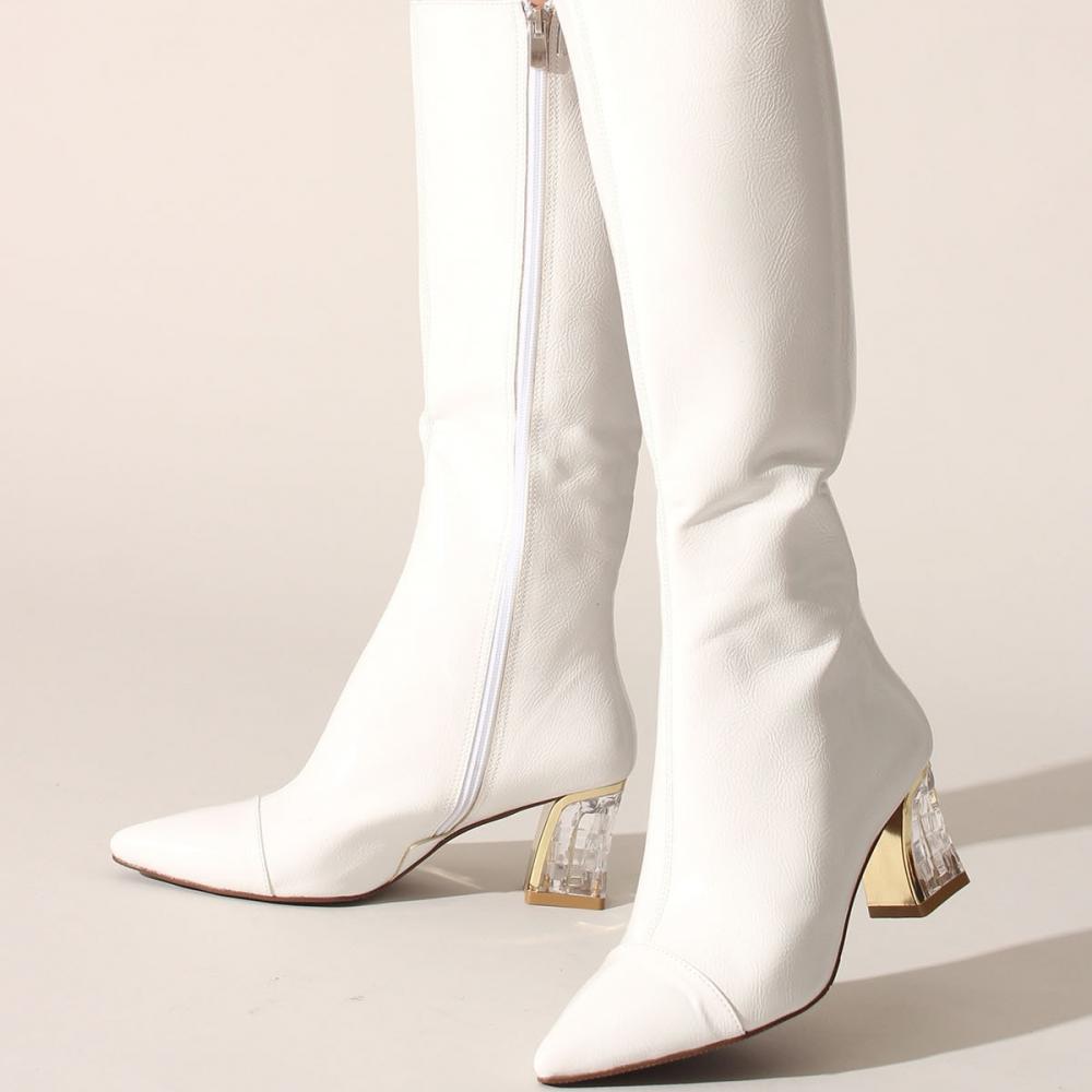 

Белые мятые женские ботинки из лакированной кожи