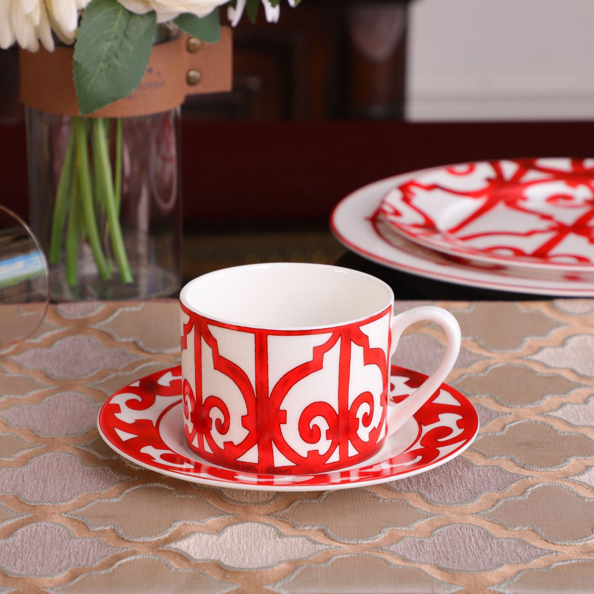Kaula Porcelāna Kafijas Krūze Un Apakštase