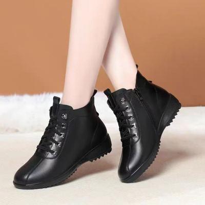 Botines cortos cálidos de terciopelo de invierno, botas de cuero suave, botas de algodón, suela plana gruesa para mediana edad, zapatos de algodón para madre, zapatos de mujer de fábrica