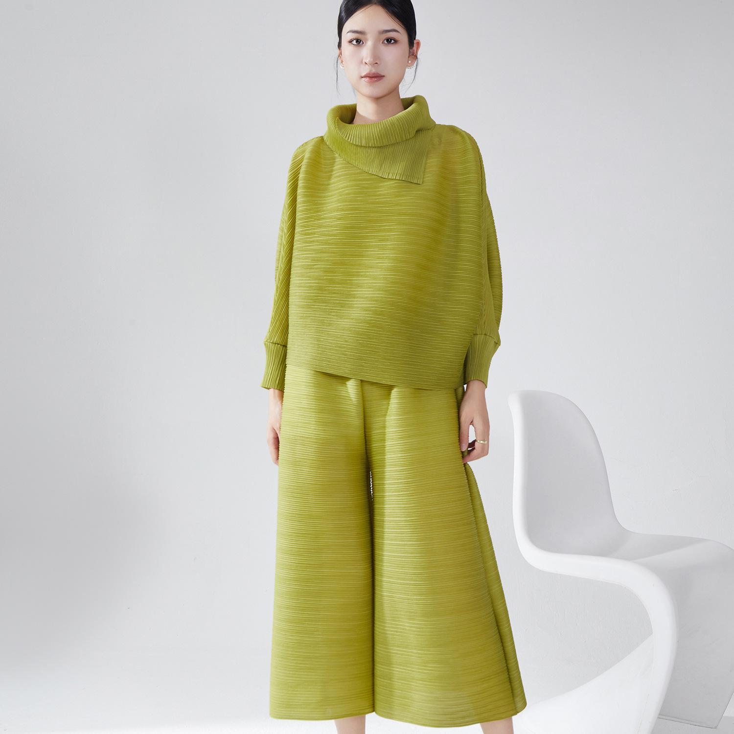 Miyake sieviešu divdaļīgs krokotais kostīms: Elegants
