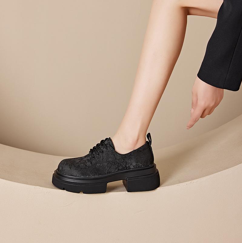 

Маленький размер Guochao с принтом повседневная обувь женская платформа тканевая шнуровка женская обувь мелкая цветочная вышивка женская обувь 39