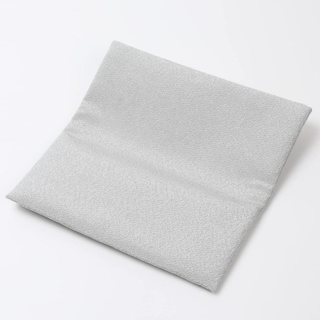 Dámské skládací pouzdro na modlitební korálky, vyšívané chirimenové hedvábí, na kjótské buddhistické modlitební korálky, s vnější krabičkou, vyrobeno v JaponskuStříbrné (Tsuyukusa)