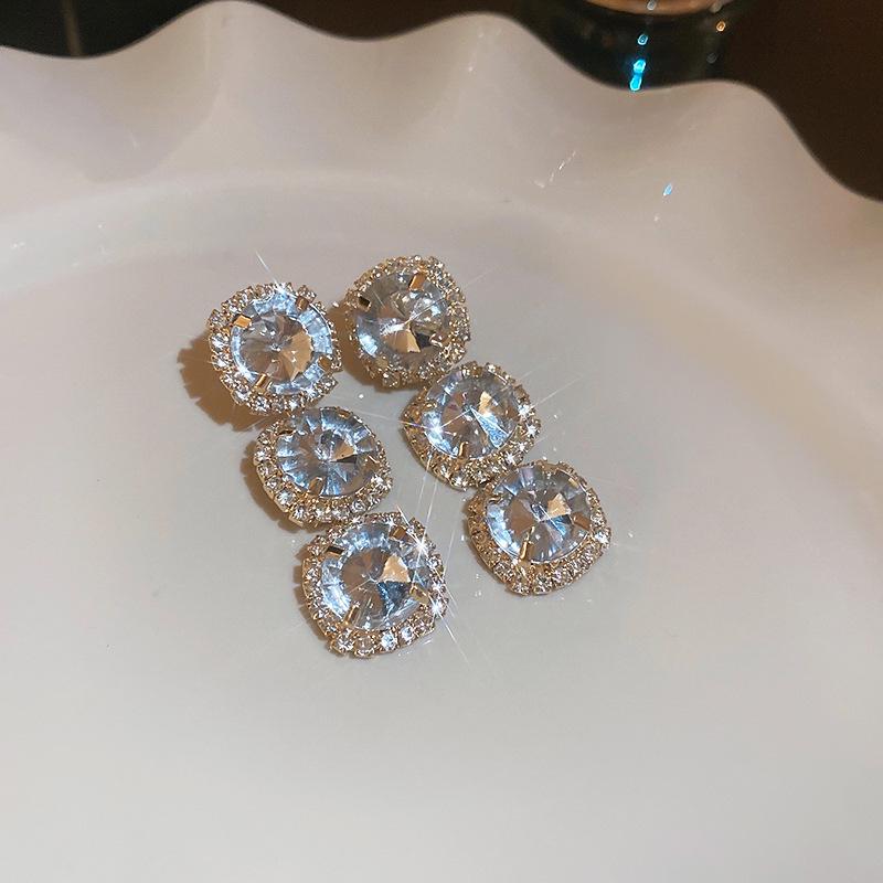 Runder Blumenschmuck-Set mit Ohrringen und Halskette mit quadratischem Diamant-Inlay - Luxusschmuck für Damen