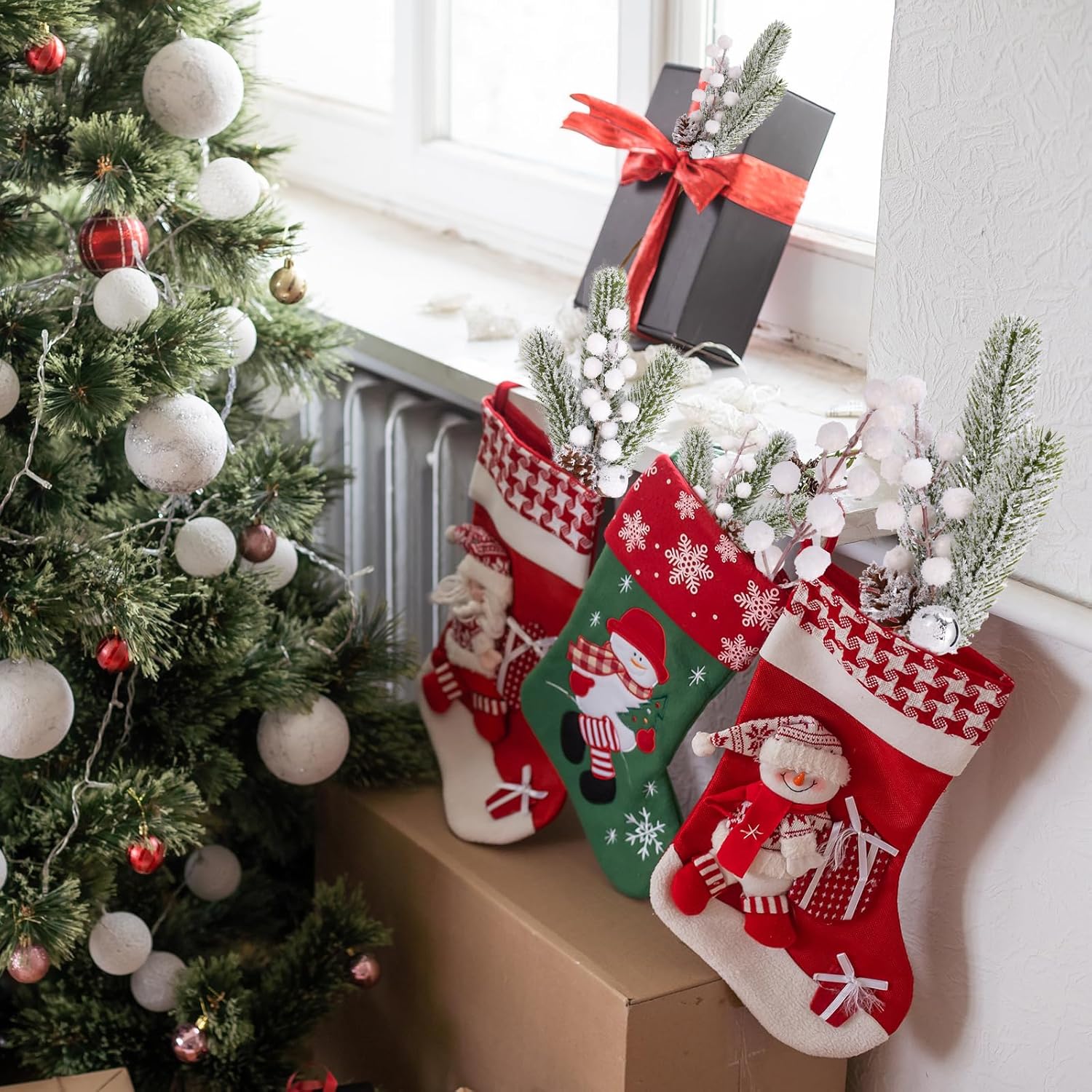 

Набор из 6 штук 14-дюймовых белых матовых веточек сосны с ягодами для рождественской елки, венка, вазы – Искусственная хвоя с шишками, Декор для зимних праздников 0.6M