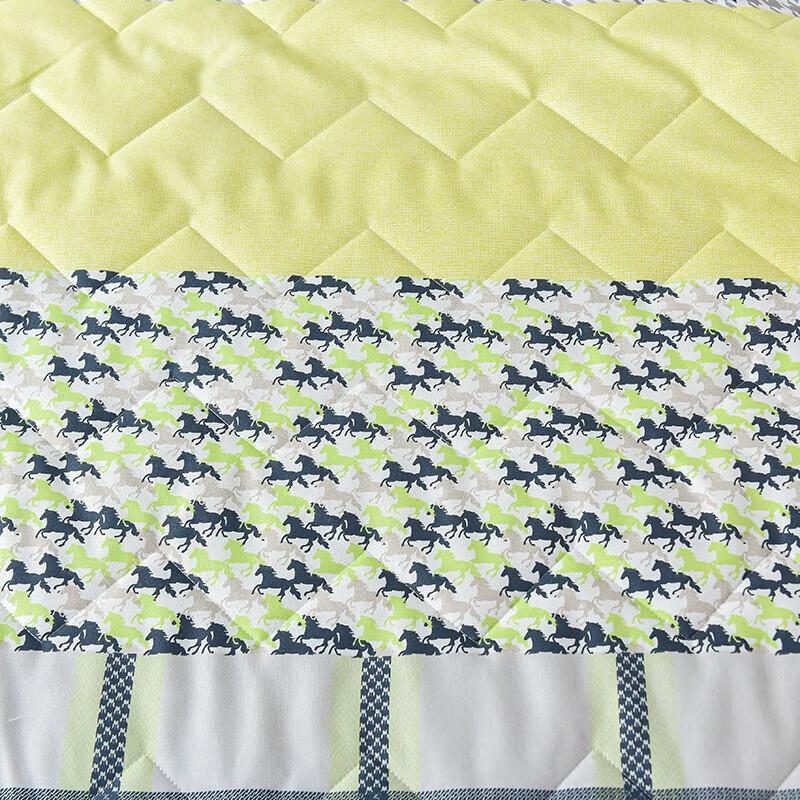 All-Season Cool Polyester Comforter with Galloping Horse Pattern