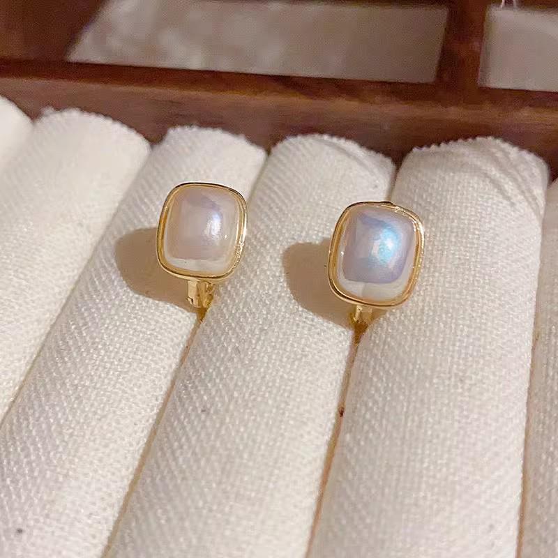 Elegantes Pendientes de Perlas Blancas: Moda de Lujo Ligero para Mujer, Diseño Nicho, Pendientes de Tuerca de Alta Gama