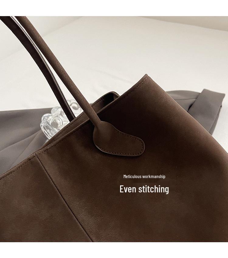 2025 Autumn/Winter Women's Retro Luxury Handbag: Versatile, Large Capacity, Textured Commuter Tote