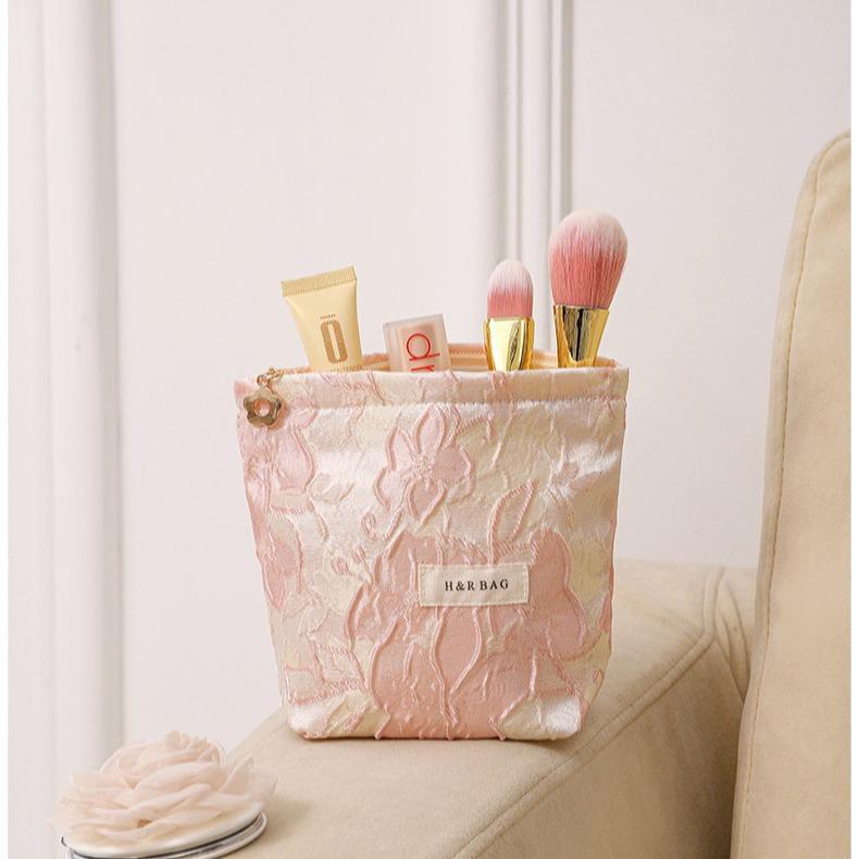 Embroidered Ramie Cotton & Linen Cosmetic Bag - Portable Canvas Storage for Lipstick and Skincare