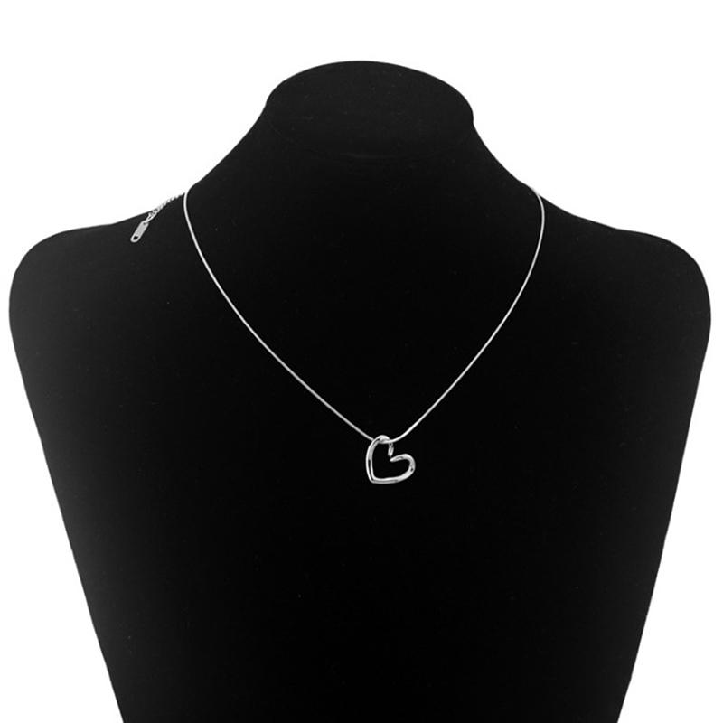 Light Luxury Niche Hollow Love Necklace Female Simple Design Fashion Peach Heart Clavicle Necklace For Women