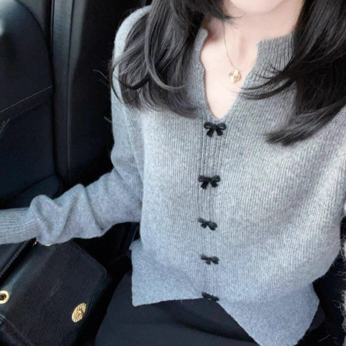 

Женский шикарный трикотажный свитер с V-образным вырезом и бантом французского серого цвета - стиль «маленький аромат» для осени и весны S 40-47 kg серый