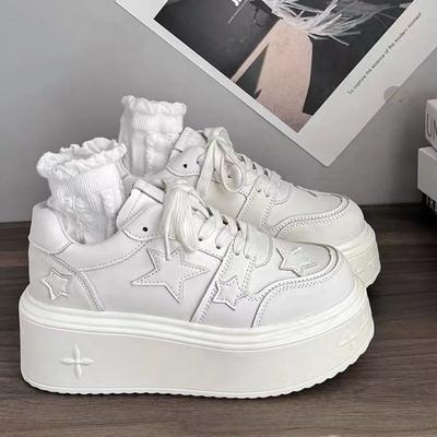 Stern kleine weiße Schuhe Damen 2025 Frühling neu Koreanische Version Sportschuhe vielseitige kleine dicksohlige Einzelschuhe erhöhende Plateauschuhe