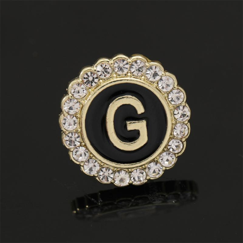 26 Alfabet Okrągłe Przypinki Inicjały Angielskie A-Z Złote Broszki Dla Kobiet Mężczyzn Dziewcząt Odznaki na Kołnierz Biżuteria Prezent