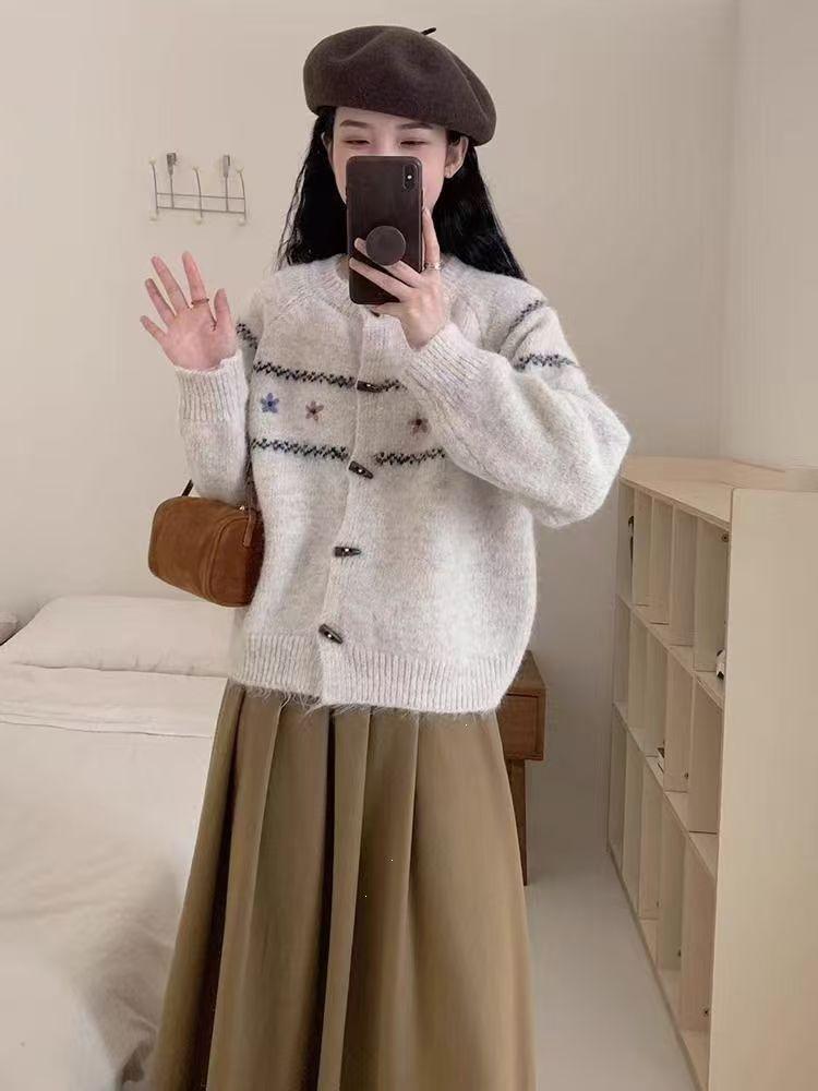 Japanese-Korean Style Jacquard Embroidery Horn Button Sweater - Versatile, Age-Reducing Women's Knit Cardigan for Spring and Autumn.