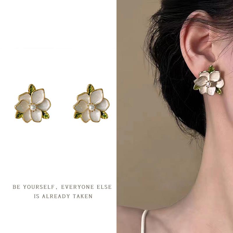 French Retro Pearl Clip-On Earrings: Mosquito Coil Design, Hong Kong Niche Style, No Piercing Needed, Women's High-End Fashion Accessories.