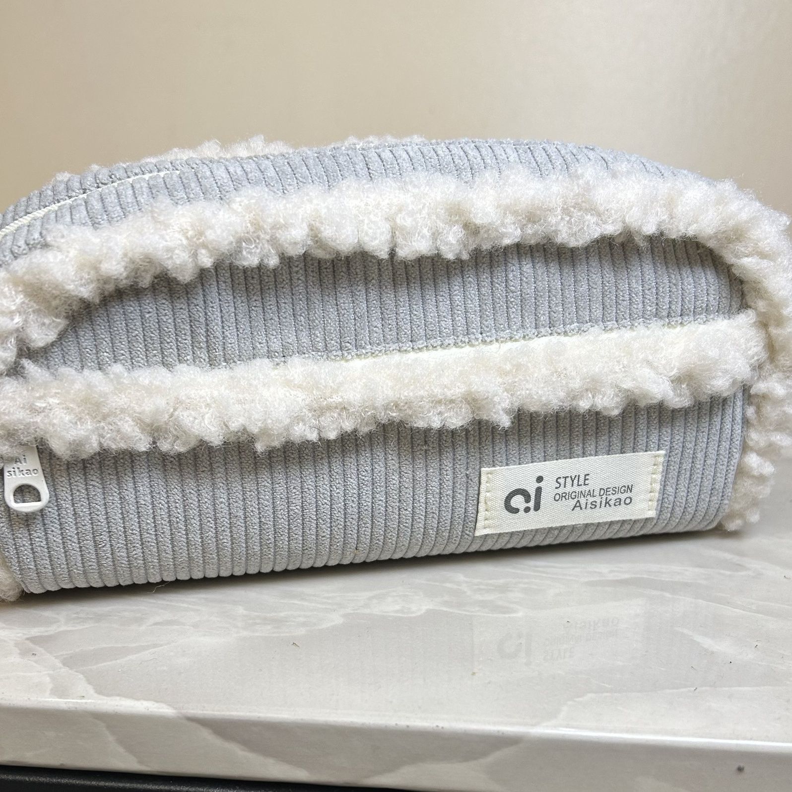 

Пенал большой емкости, простой пенал для студентов колледжа, черный пушистый пенал в стиле Ins