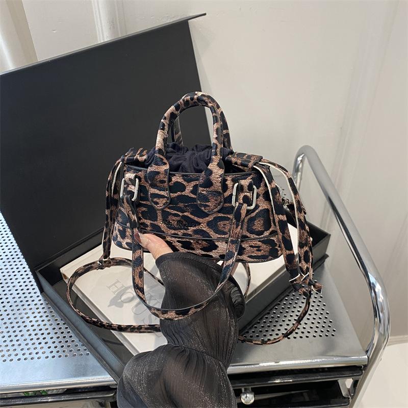 

Fashion niche design mini lipstick bag texture foreign style portable bag leopard print spice girl sweet cool wind messenger bag