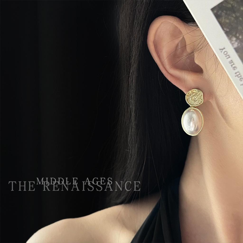 Light Medieval French Retro Hammer Pattern Metal Pearl Earrings Elegant Temperament Stud Earrings