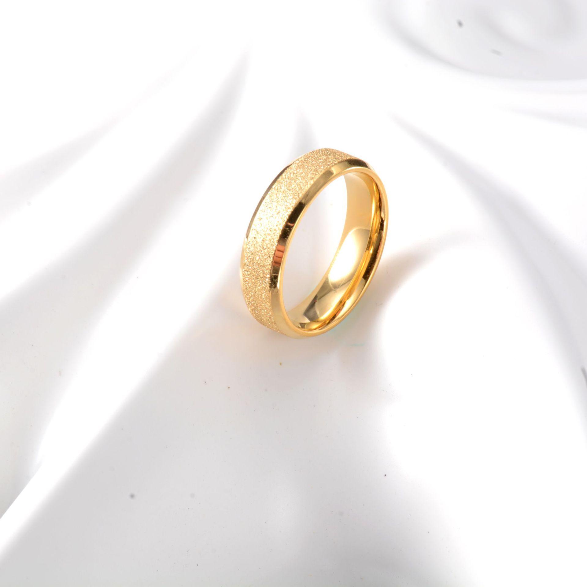 

Новое матовое кольцо из титановой стали четырех цветов с жемчужным песком, корейская версия для пары 12#