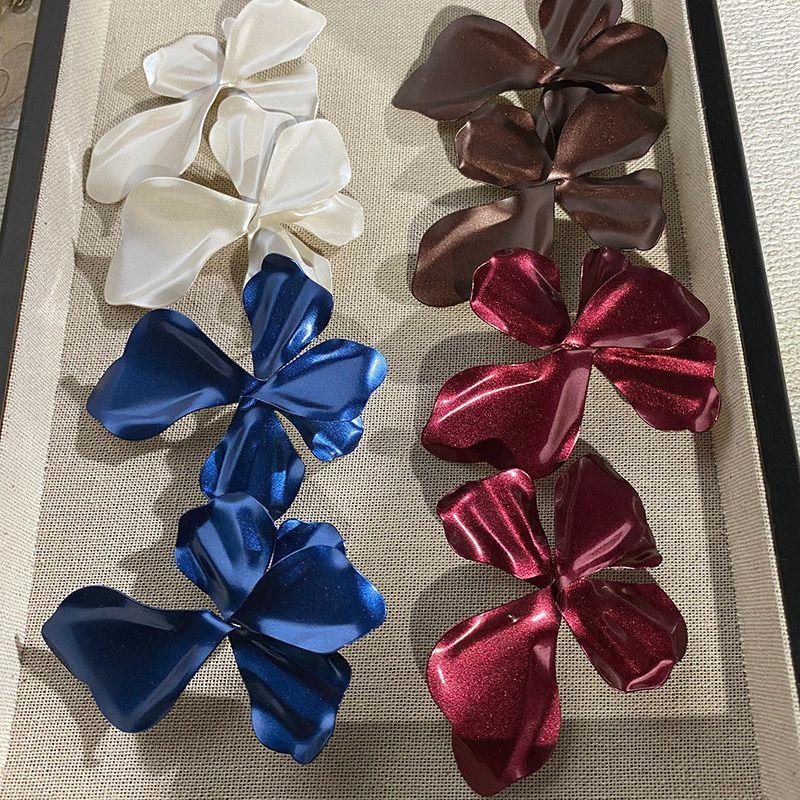 Exaggerated European and American Style Earrings for Women, High-End Design, Niche Red Petal Earrings, 2025 Trendy and Beautiful Ear Clips