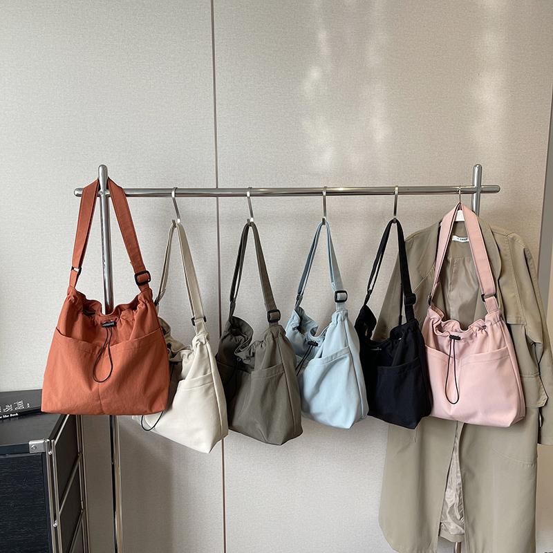 Женская однотонная сумка на плечо большой емкости — фото 7