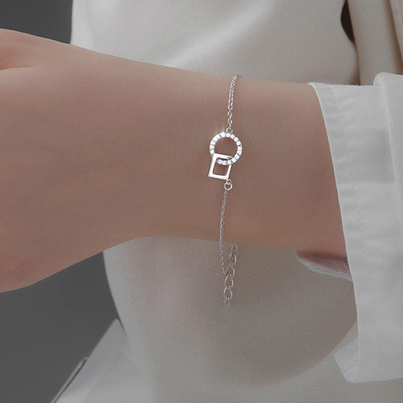 Minimalist And Unique Design Interlocking Round And Square Necklace For Women Minimalist And Understated Geometric Clavicle