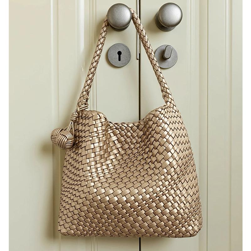 Handwoven Large-Capacity Tote: Spring/Summer 2026 Shoulder Bag for Daily Commute & Mother-Child Use