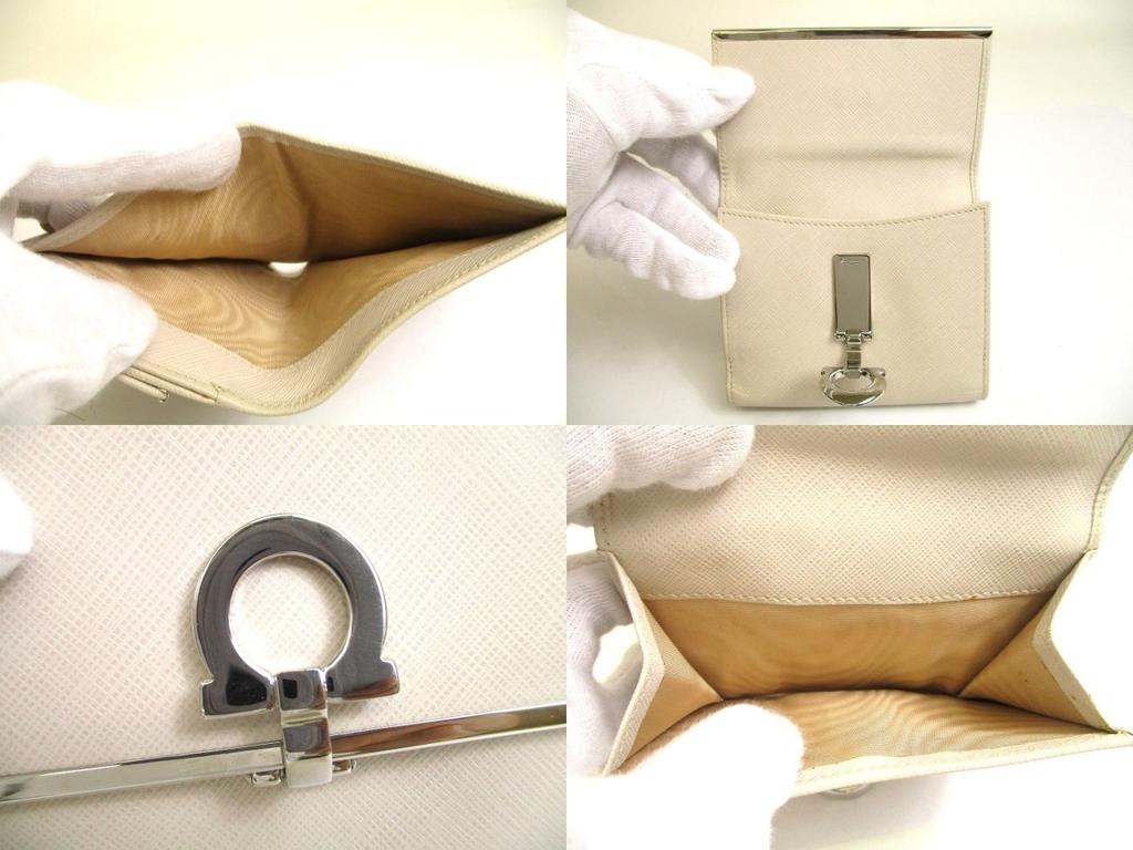 Autentisk Salvatore Ferragamo Gancini lysbeige skinn sølvfarget H/W bifold-lommebok #a701 pusset opp