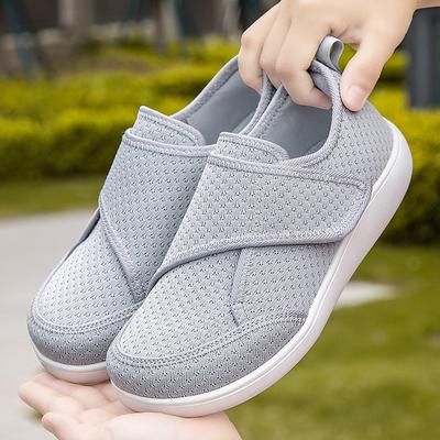 Neue verbreiterte Seniorenschuhe fliegendes gewebtes Mesh leicht modisch schlichte Rehabilitationsschuhe modische Mutterschuhe Seniorenschuhe
