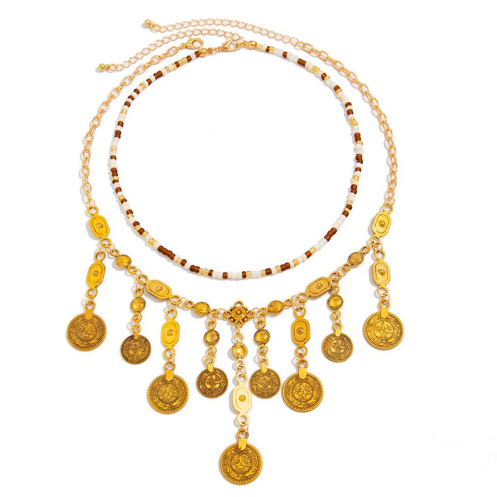 Bohemian kovový přívěsek s mincí, náhrdelník s třásněmi, exotický etnický styl, náhrdelník korálkovaný rýžovými korálky.