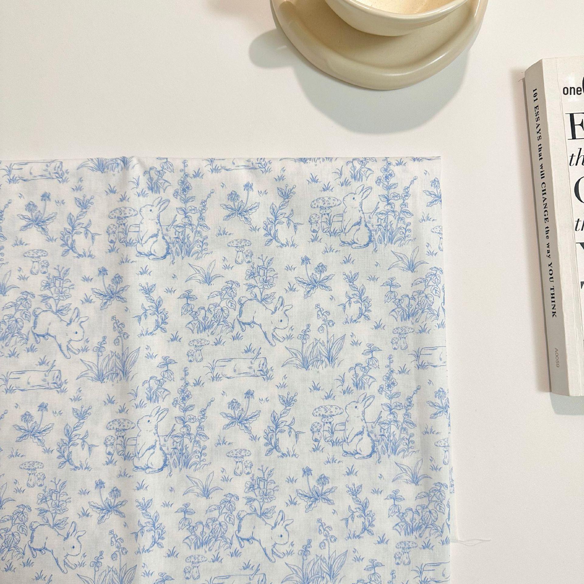 

Ткань из 100% хлопка с цифровой печатью и художественным рисунком в виде кролика и цветка для женской, детской и родительско-детской одежды, а также для домашних проектов «сделай сам» One piece 95cm синий