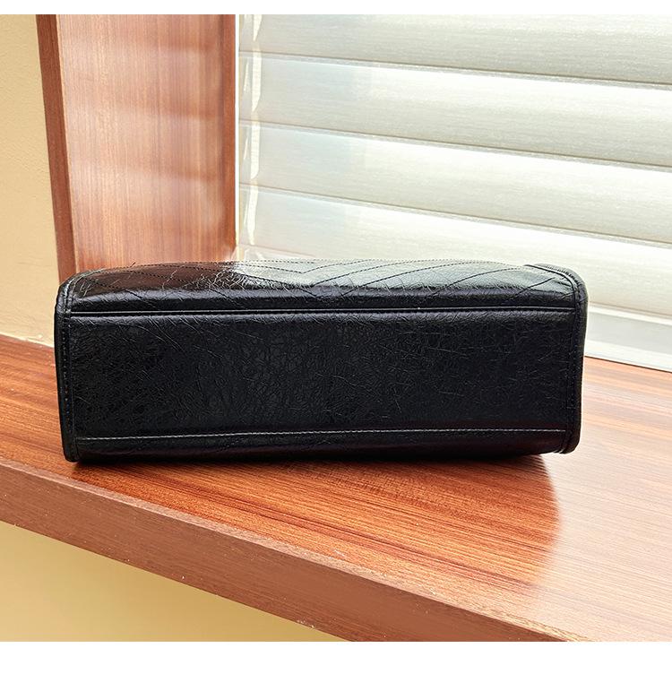 Women's 2024 Commuter Tote: Large Capacity Shoulder Crossbody Handbag with Chain Design