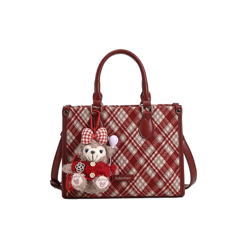 Горячая Распродажа Красный Премиум Клетчатый Изысканный Наряд, Держащий Маленькую Сумку в Руках
