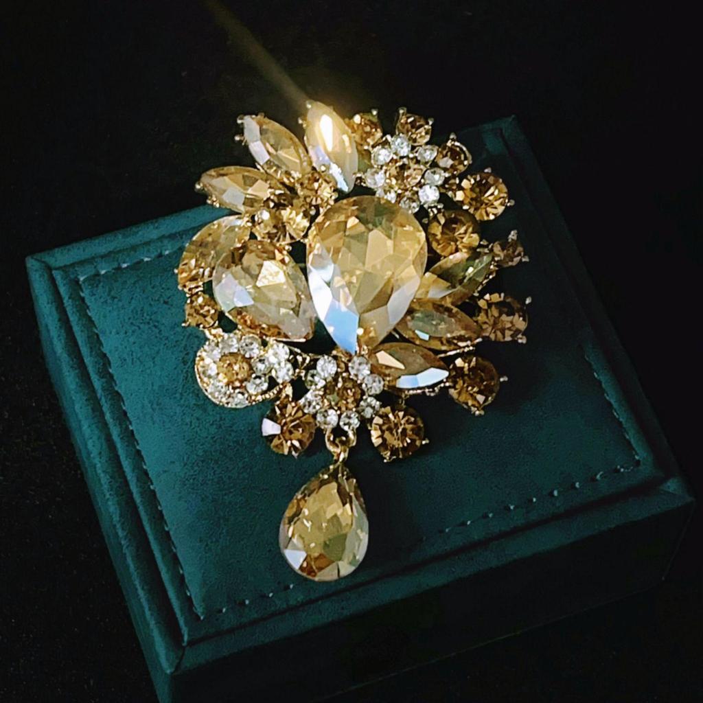 Elegant Glass Teardrop Brooch – Unisex Retro Pin and High-End Accessory