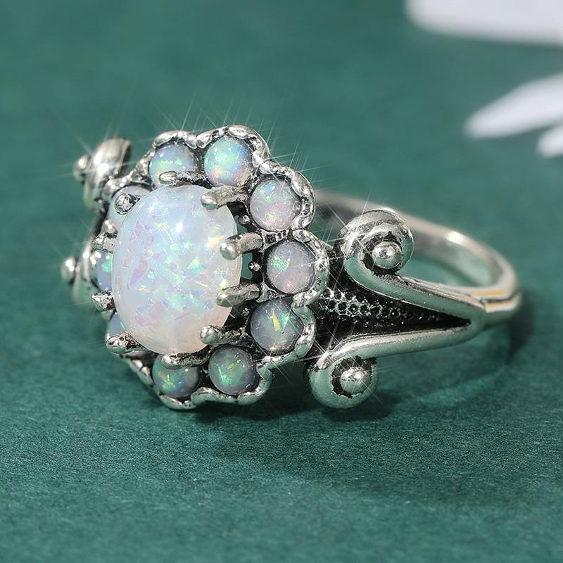 Elegant Classic Inlaid Synthetic Opal Flower Shaped Ring for Women Fashion Exquisite Silvery Plated Banquet Jewelry Accessories