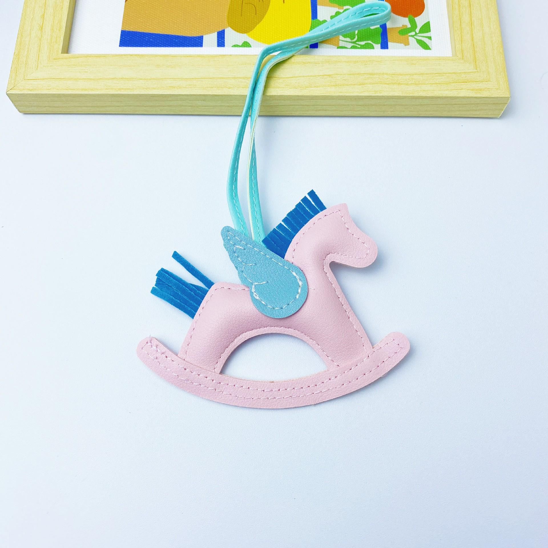 

Цветной брелок-качалка из искусственной кожи в виде лошади - милый подарочный кулон на сумку