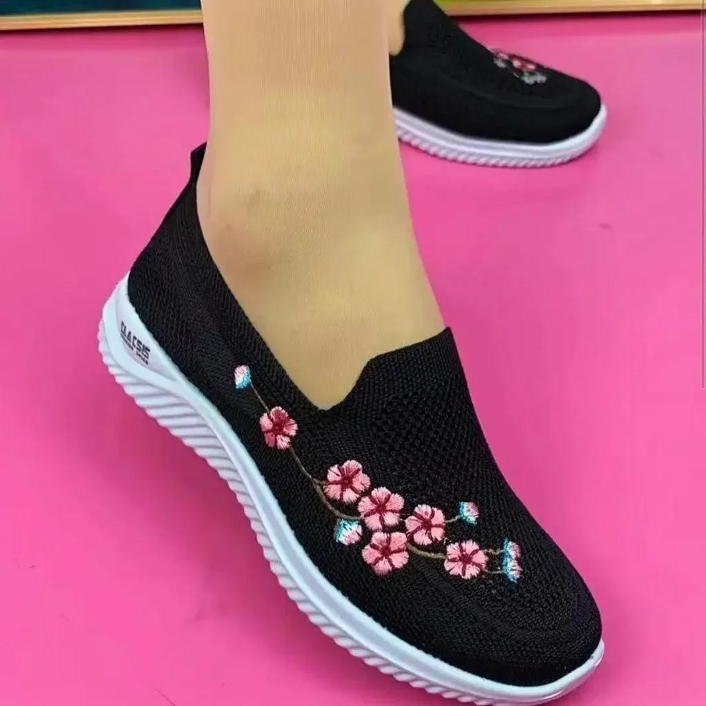 Fashion Fashion Embroidered Shoes Lightweight Soft Soled Middle-aged Mother Sports Shoes Non-slip Breathable Fabric Vulcanized Shoes