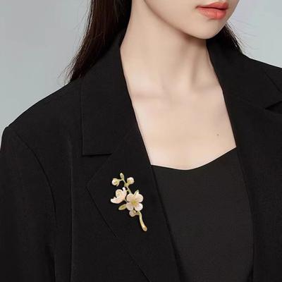 Vintage Jasmine Brooch Faux Pearl Petal Flower Lapel Pin Sweater Cardigan Coat Business Suit Decoration Women Clothing Accessories