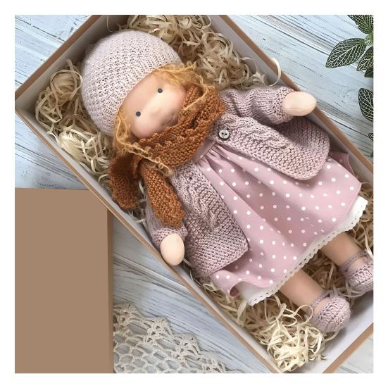Păpușă Waldorf de 12 inchi, realizată manual, în rochie florală, cu pulover tricotat și eșarfă, cutie cadou pentru fete