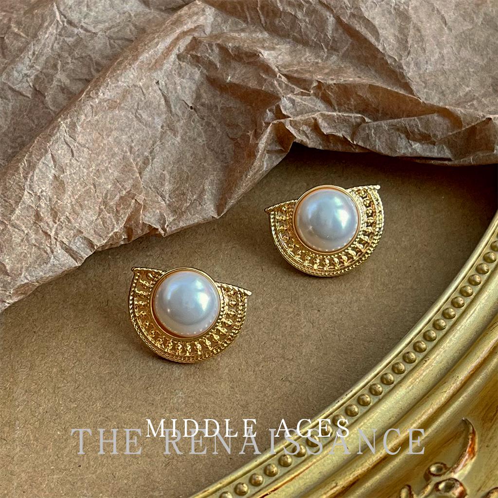 Pre-Owned Baroque Pearl Floral Stud Earrings: Vintage French Retro Light Luxury Jewelry